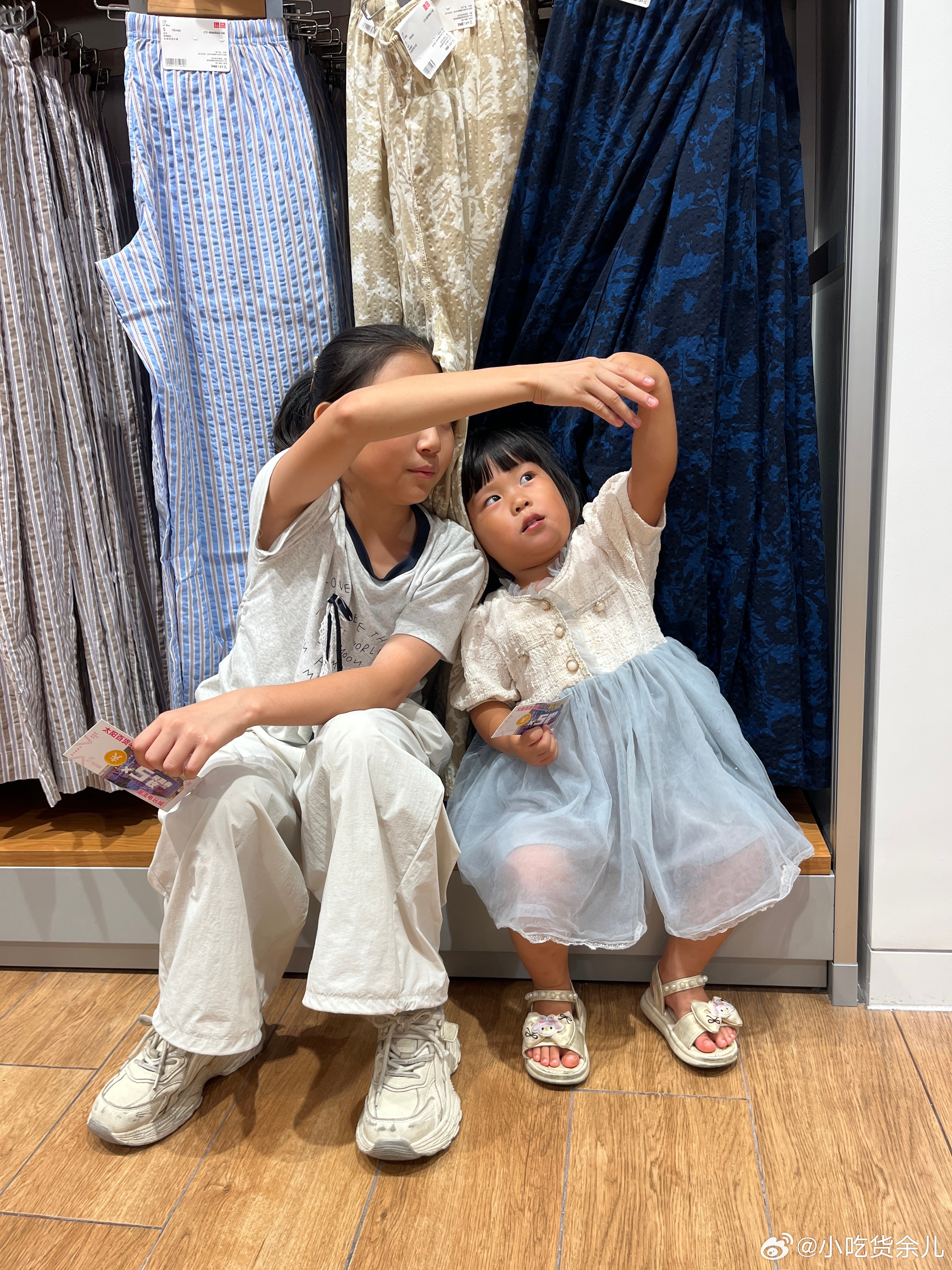 老大的衣服买好了，妯娌的衣服还没买好，我们都转了一圈，还以为她要排队买单，原来是