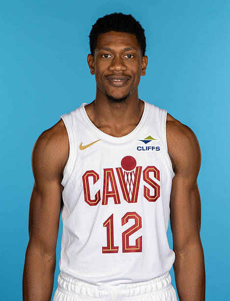 骑士队更新伤病情况：加兰（右脚脚趾扭伤）、莫布里）左小腿拉伤）、斯特鲁斯（左脚手