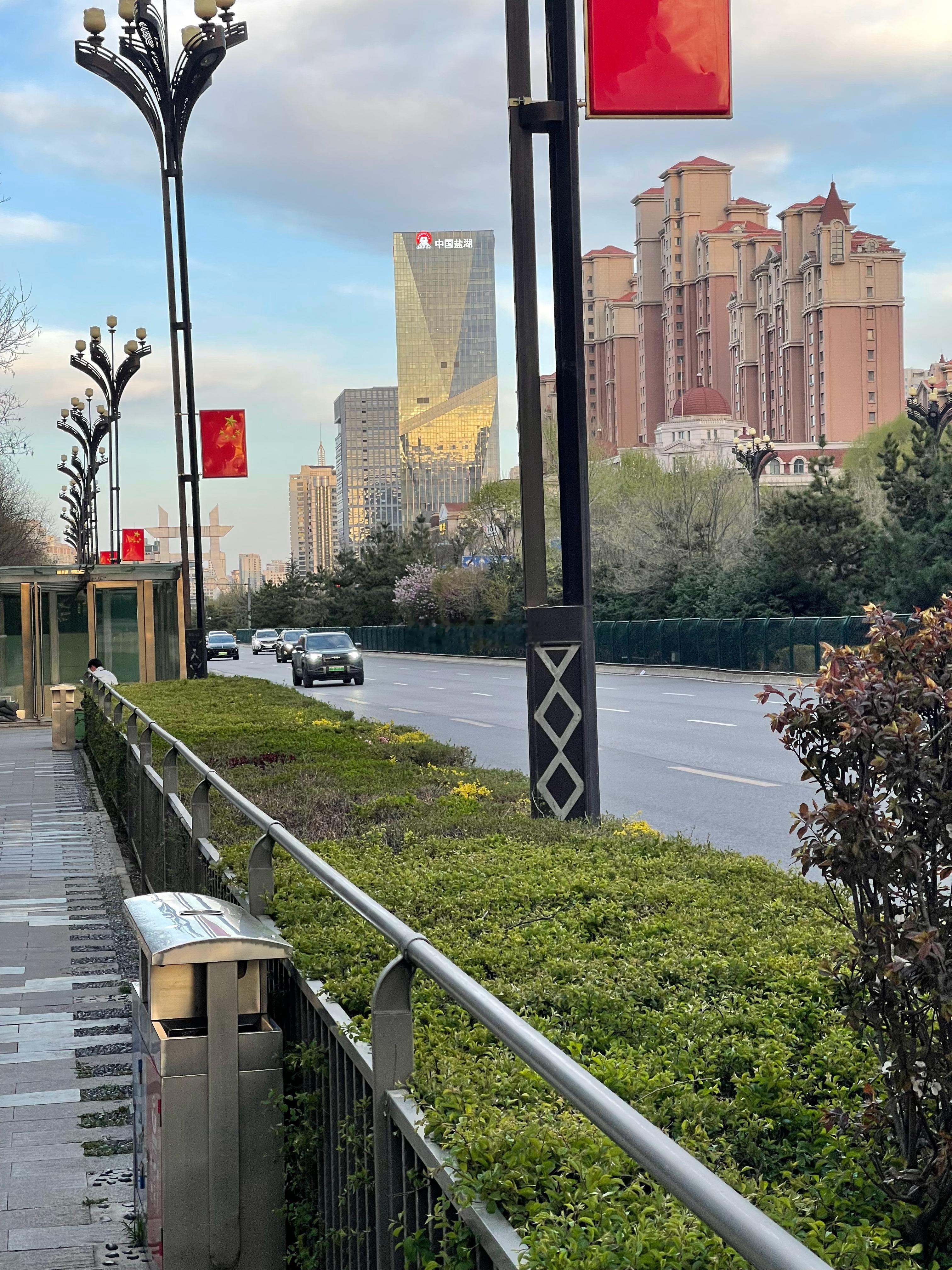 随手拍夏都西宁，路美如画，步步皆风景🚗！你来过西宁吗？ 西宁