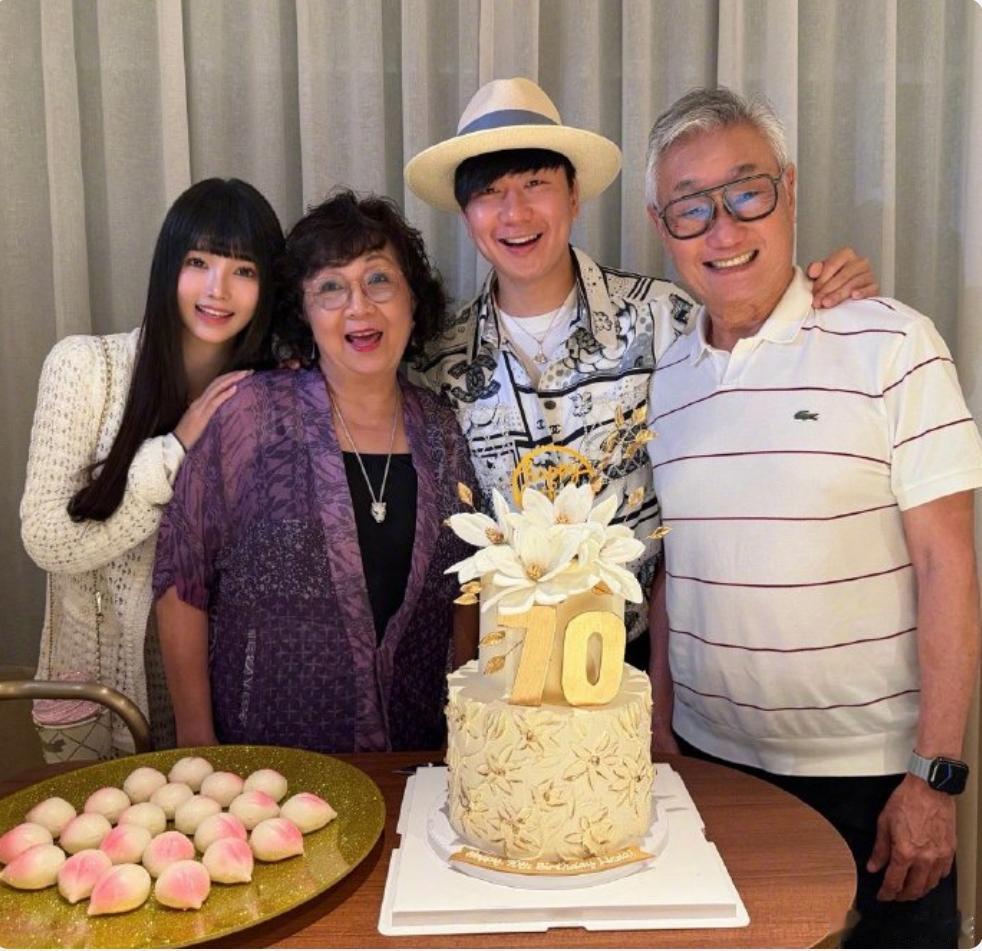 林俊杰官宣恋情，全家人的合影里有女友，七七已经见家长啦。
刚刚，林俊杰一则庆祝老