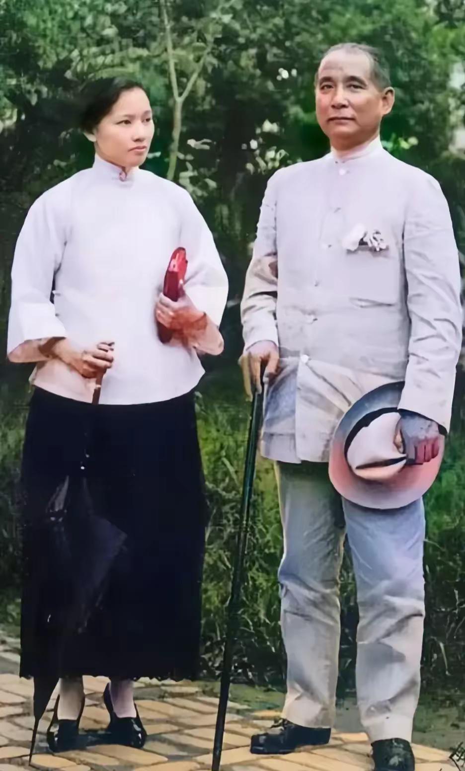 这是宋庆龄和孙中山最真实的高清合影，并非演员扮演，而是货真价实的照片。

宋庆龄