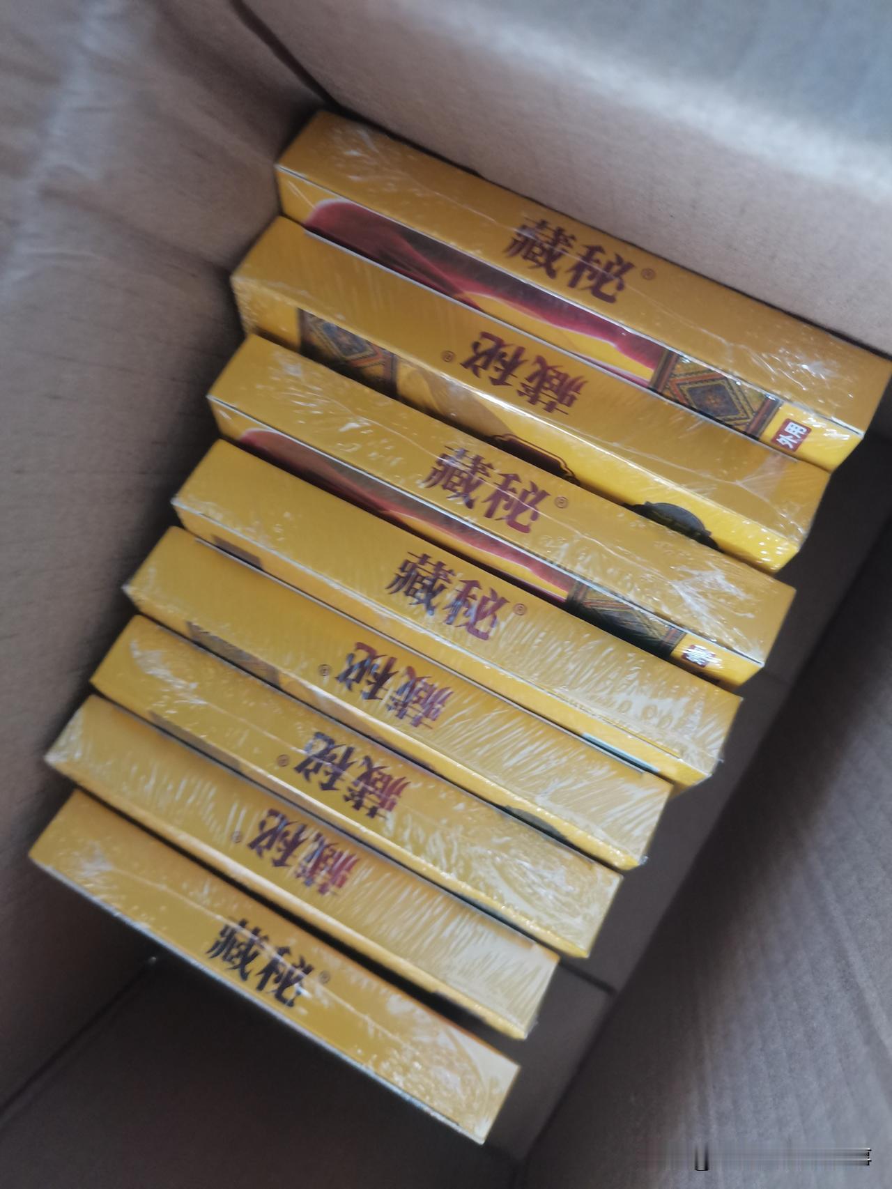 邻居被忽悠买了接近4千块钱的膏药。
我就买了这一箱。
到货后的第二天，商家就让再