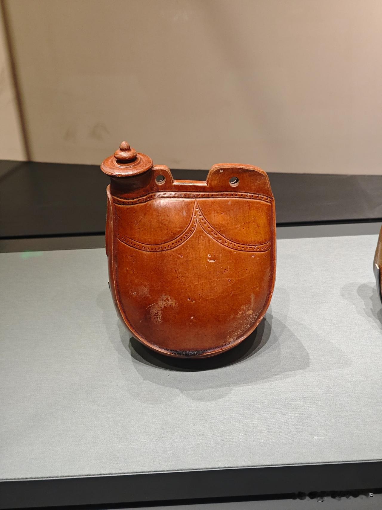 首都博物馆展出了一组马背上的陶瓷——马镫壶
马镫壶，辽代特有的陶瓷器型，因其形似