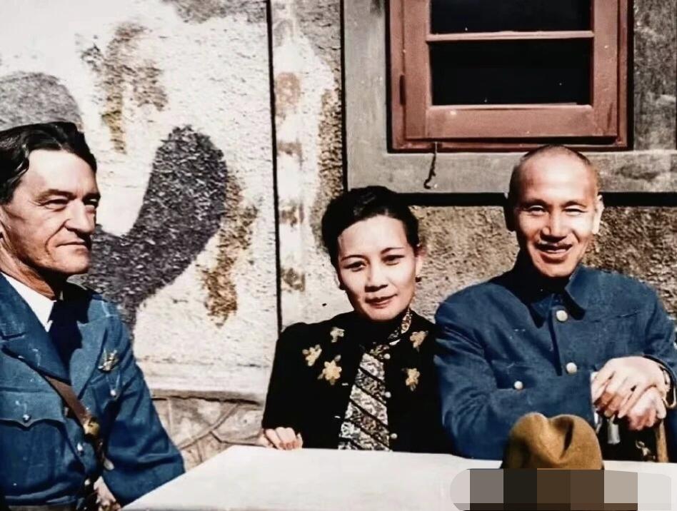 1941年8月1日，昆明。蒋介石、宋美龄与美国志愿航空队指挥官陈纳德在“飞虎队”