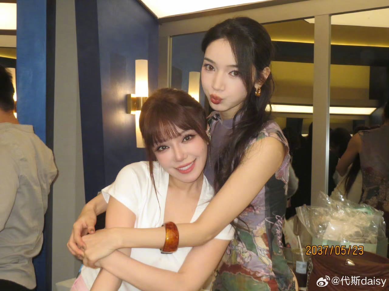 何宣林代斯对镜拍何宣林发了和代斯的搂肩照 代斯何宣林合影+1！我们40真的好好～