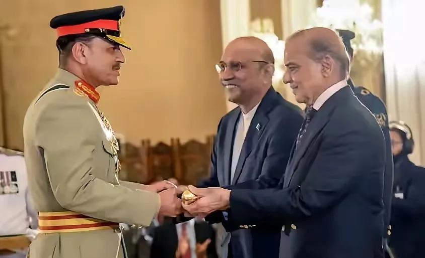 新官上任就掀桌！巴铁军事强人拿印度立威，内忧外患下的强硬是破局还是豪赌？

穆尼