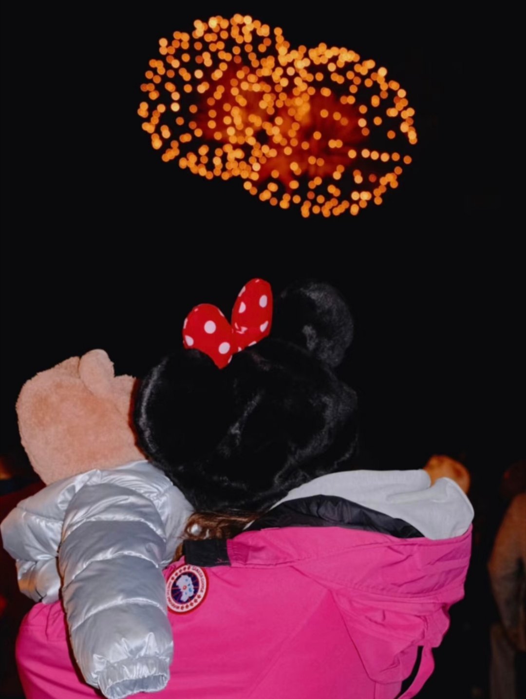 吴映洁带女儿去迪士尼看烟花秀，她女儿的小名也很可爱，叫妹子 