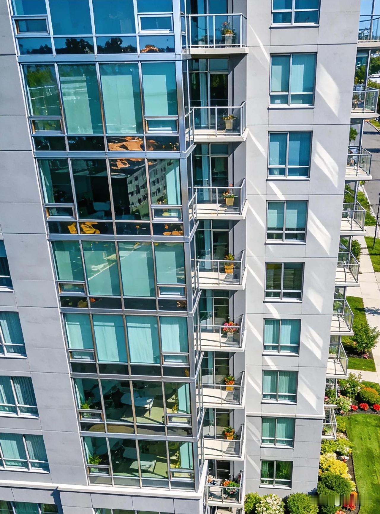 最近，一份来自高盛的研报在地产圈刷屏了！
高盛指出，上海和深圳的房价，将在202