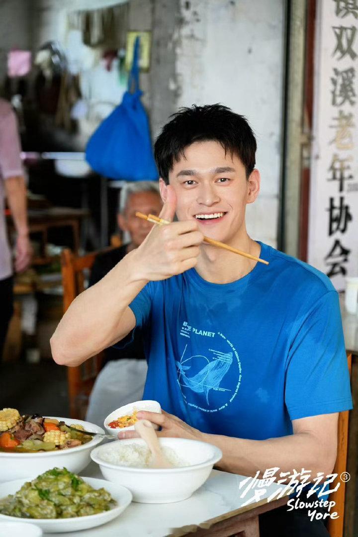谁懂啊！孙杨在《妻子的浪漫旅行》里点八杯热茶的笨拙温柔，真的又好笑又好哭😭孙杨