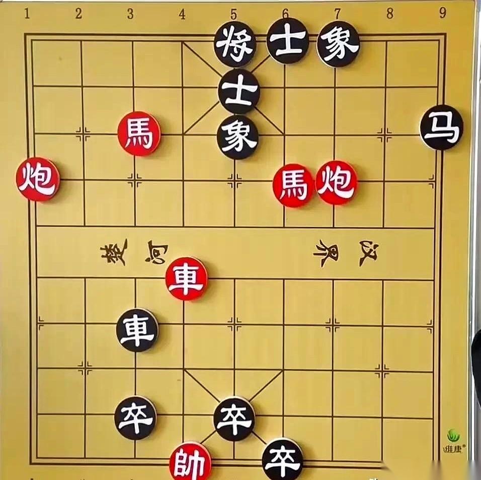 公园里支起一张棋盘，里三层外三层，围得水泄不通。
黑棋大爷“啪”地一落子，三路兵