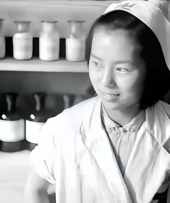 1927年，陈赓腿伤住院休养，在他熟睡时，一个姓李的护士悄悄凑到耳边，让他赶紧撤