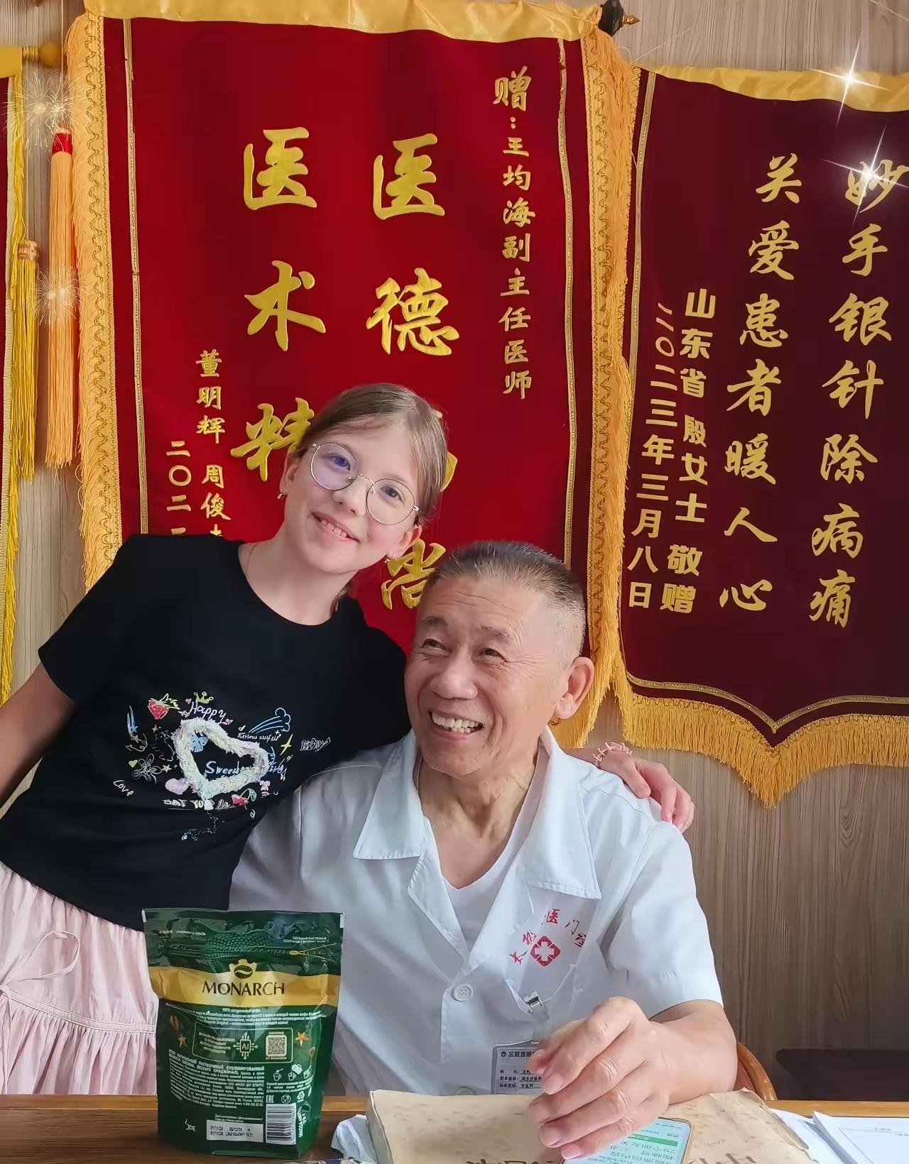 见过端着碗吃饭的，没见过吃完饭把碗摔了还嫌饭馊的。

这帮润出去的家伙，平时在网