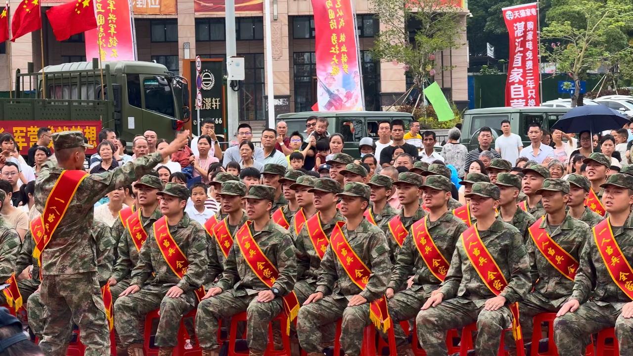 热血出征！霞山2026秋季新兵披红花启程，港城好男儿奔赴军营


金秋九月，丹桂