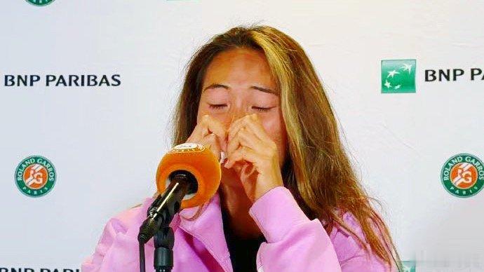 郑钦文发布会哭了 法网首轮出局后，郑钦文在发布会上难掩落泪，坦言这是职业生涯第一