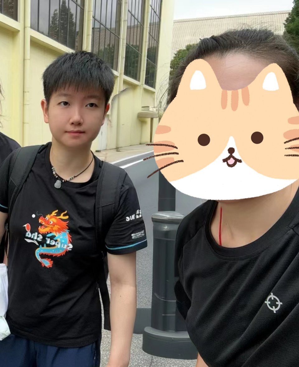 网友偶遇新鲜的莎莎[爱慕]，乖乖的好可爱～ ​​​