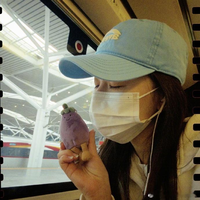 阚清子这张图片里有两个烤茄子阚清子这张图片里有两个烤茄子 