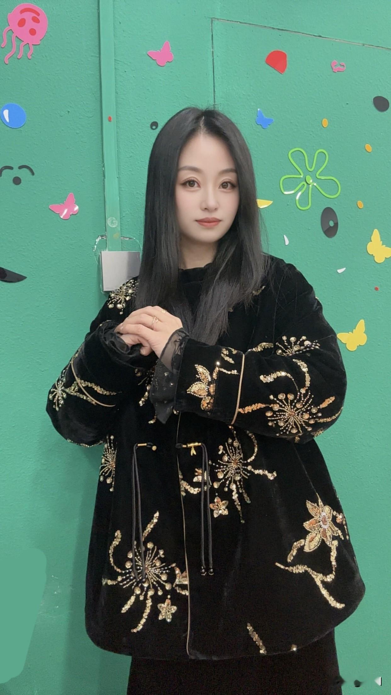 读书是关键，腹有诗书气自华嘛。像董卿，饱读诗书，出口成章，气质一下就上来了。平时