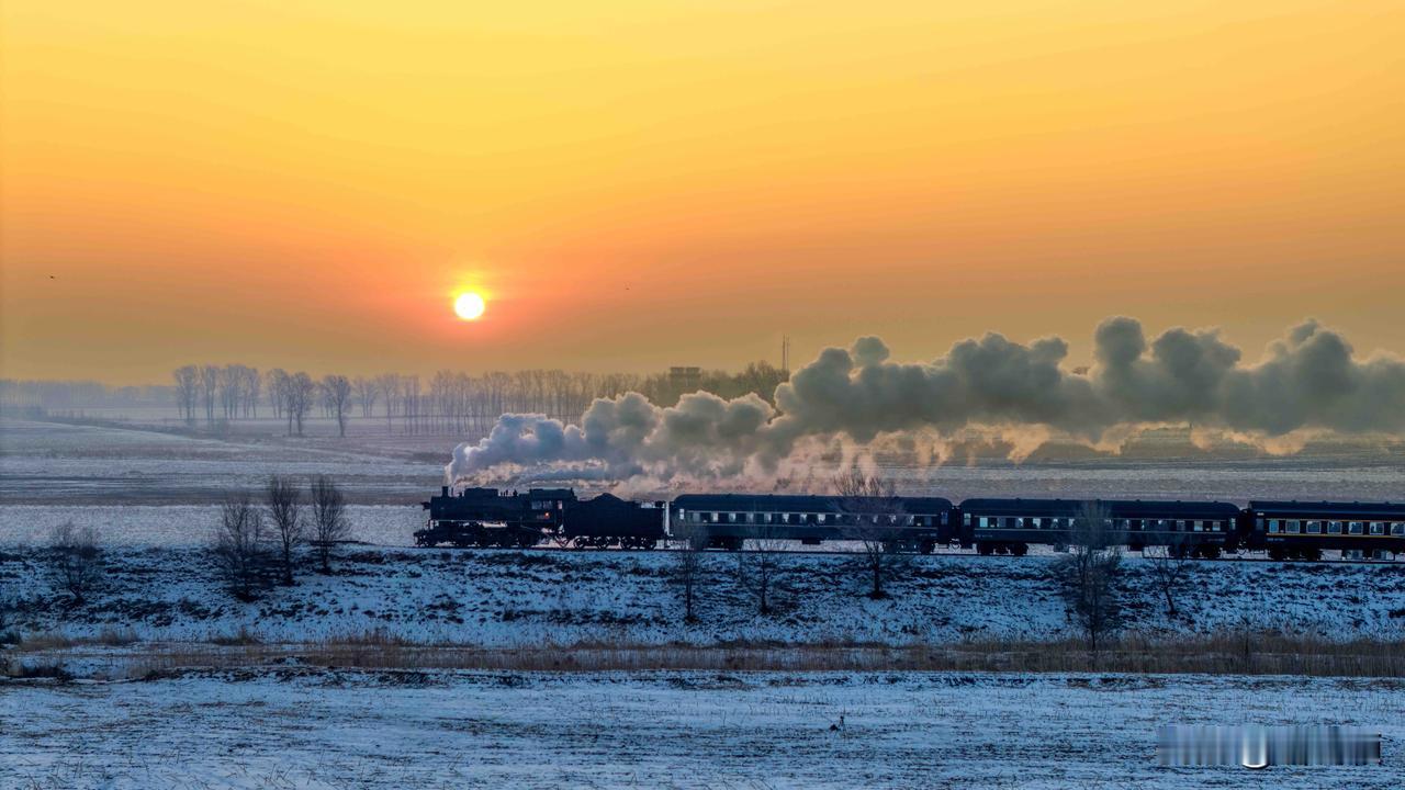蒸汽托着云霞，列车载着归心，奔赴落日与春信。新岁，愿你乘光而行，途有暖，心无寒?