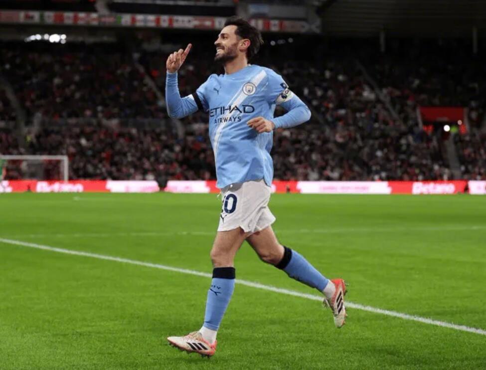 著名记者莫雷托更新个人意大利语播客，谈到了多位球员的未来情况。对于曼城队长B席的