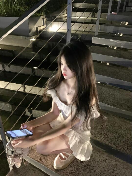 白裙子配我最爱的拍照姿势