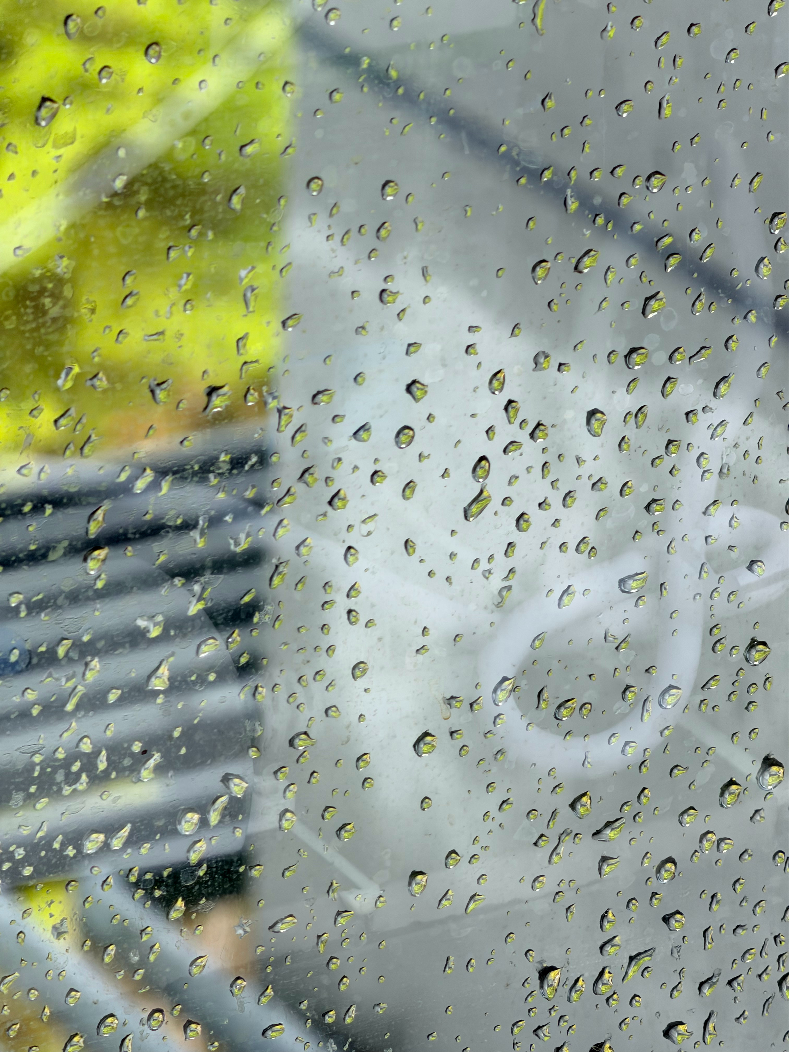 深圳暴雨来得快去得也快早上下了一会马上出太阳中午又下了一会现在又出太阳了深圳强雷