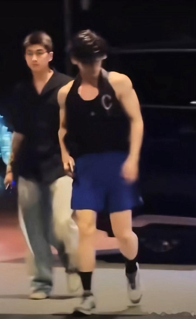 白敬亭《现在就出发》下班路透，紧实肌肉身材直接惊艳众人。 