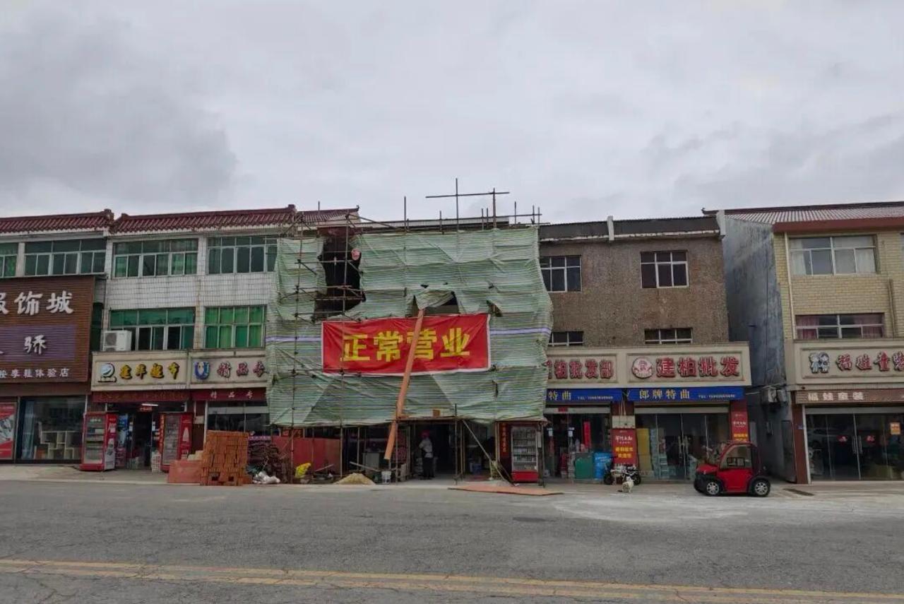 有市民反映，盐城市亭湖区盐东镇辖区内存在多处乱象亟待整改：沿街部分店铺外立面搭设