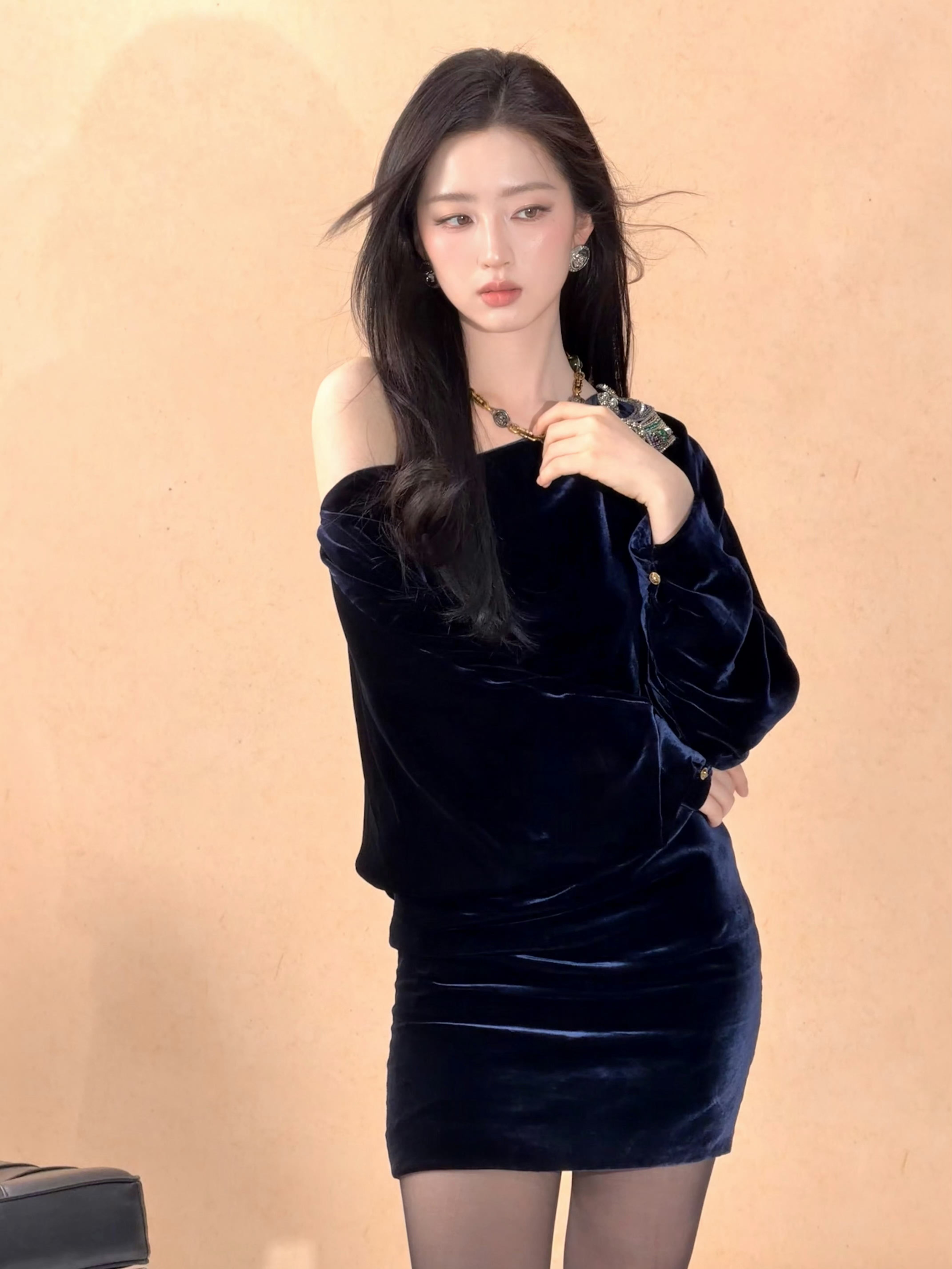 邓恩熙深蓝丝绒邓恩熙丝绒斜肩裙邓恩熙这一套妆造也太美了吧[憧憬]好适合她的气质和