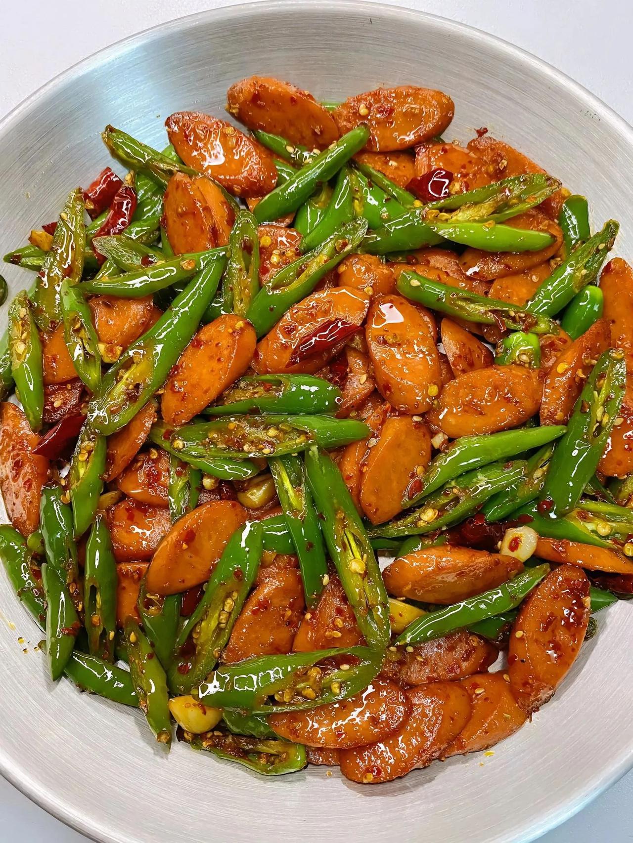 拒绝外卖…自己做的辣椒炒火腿肠！
辣椒炒火腿又快又简单还很好吃
食做法：
1、锅