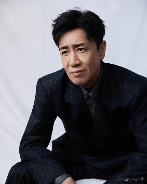 很多人都好奇，
53岁的于和伟，
到底是怎么躲过中年油腻的？

这次金树林奖的镜