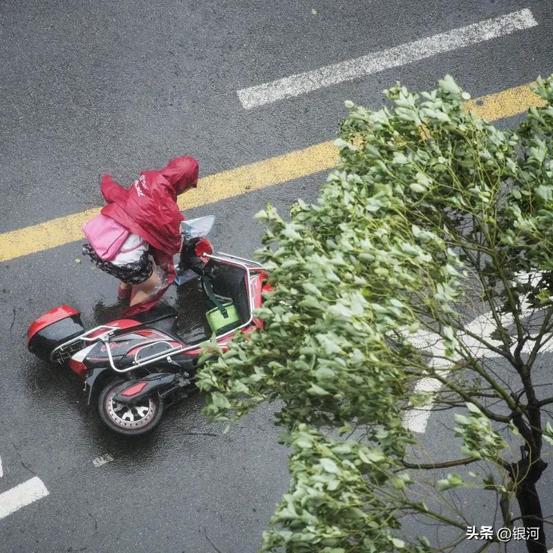 台风红色预警下，我肯定不会出门！就说2026年的台风“红霞”，短短一天从普通热带