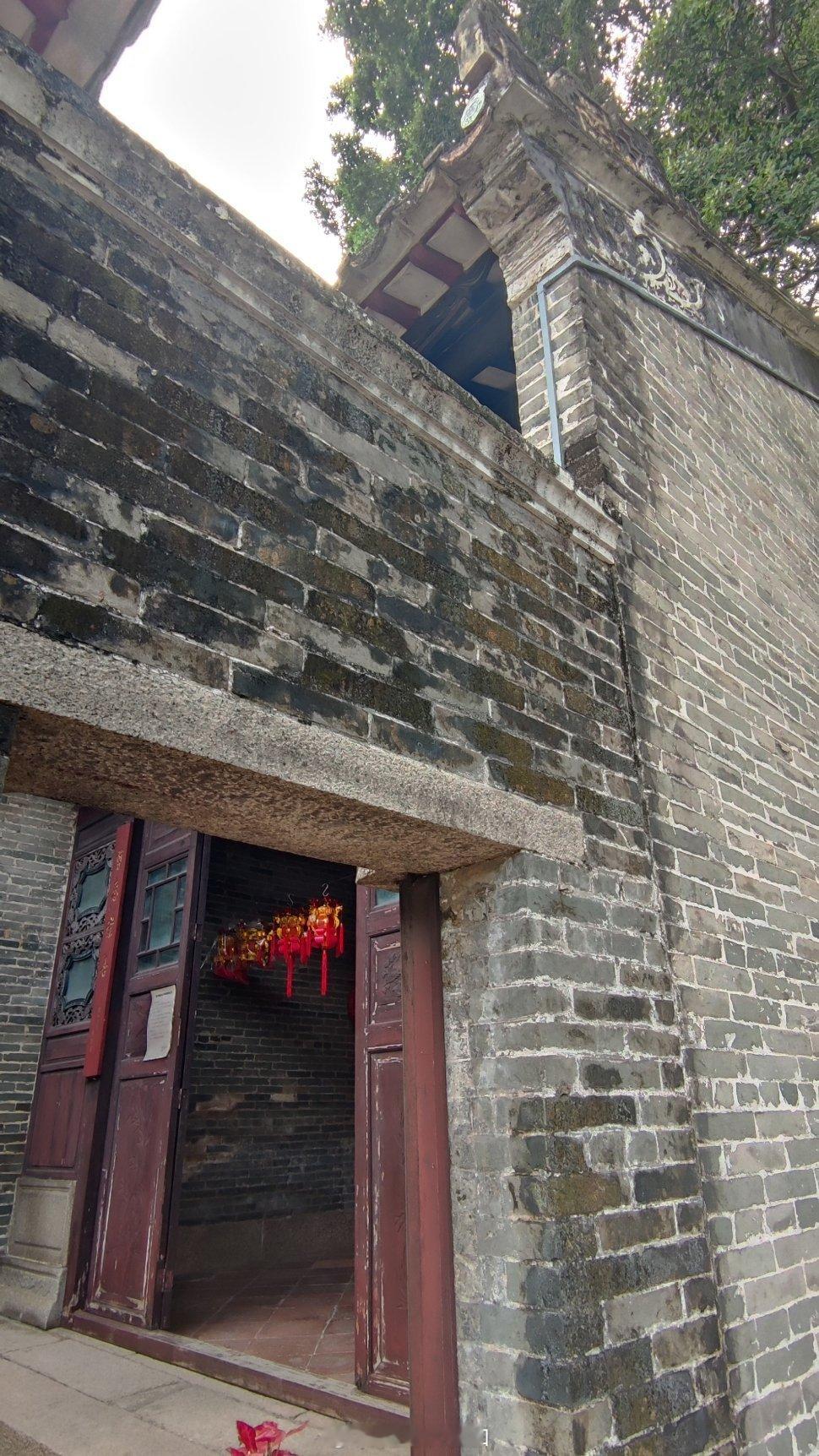 顺德大良锦岩公园，建在大良北区的稳乐山上，因山体岩石赭红微呈彩斑改名锦岩山。山脚