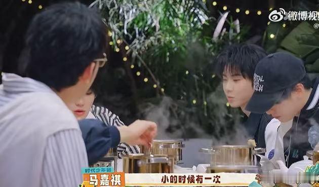马嘉祺每次回家都会抱妈妈 儿时妈妈温暖的拥抱与叮嘱，成为心底的光，如今小马每次归