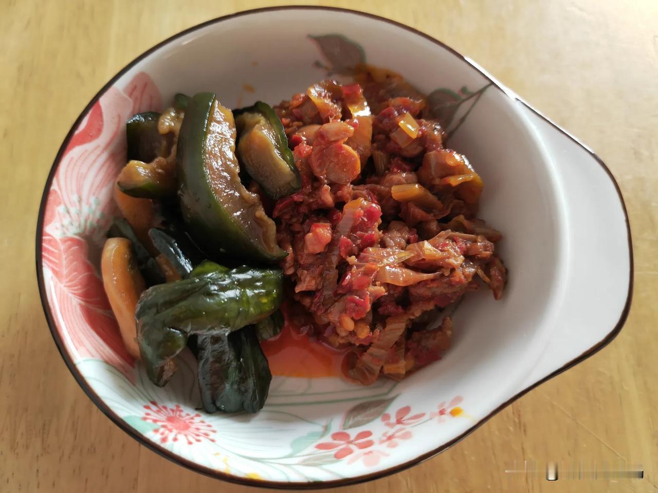 秋日早饭，一碗清汤面，配上可口泡菜和牛肉酱，完美！

昨天同事给了些泡黄瓜，平时