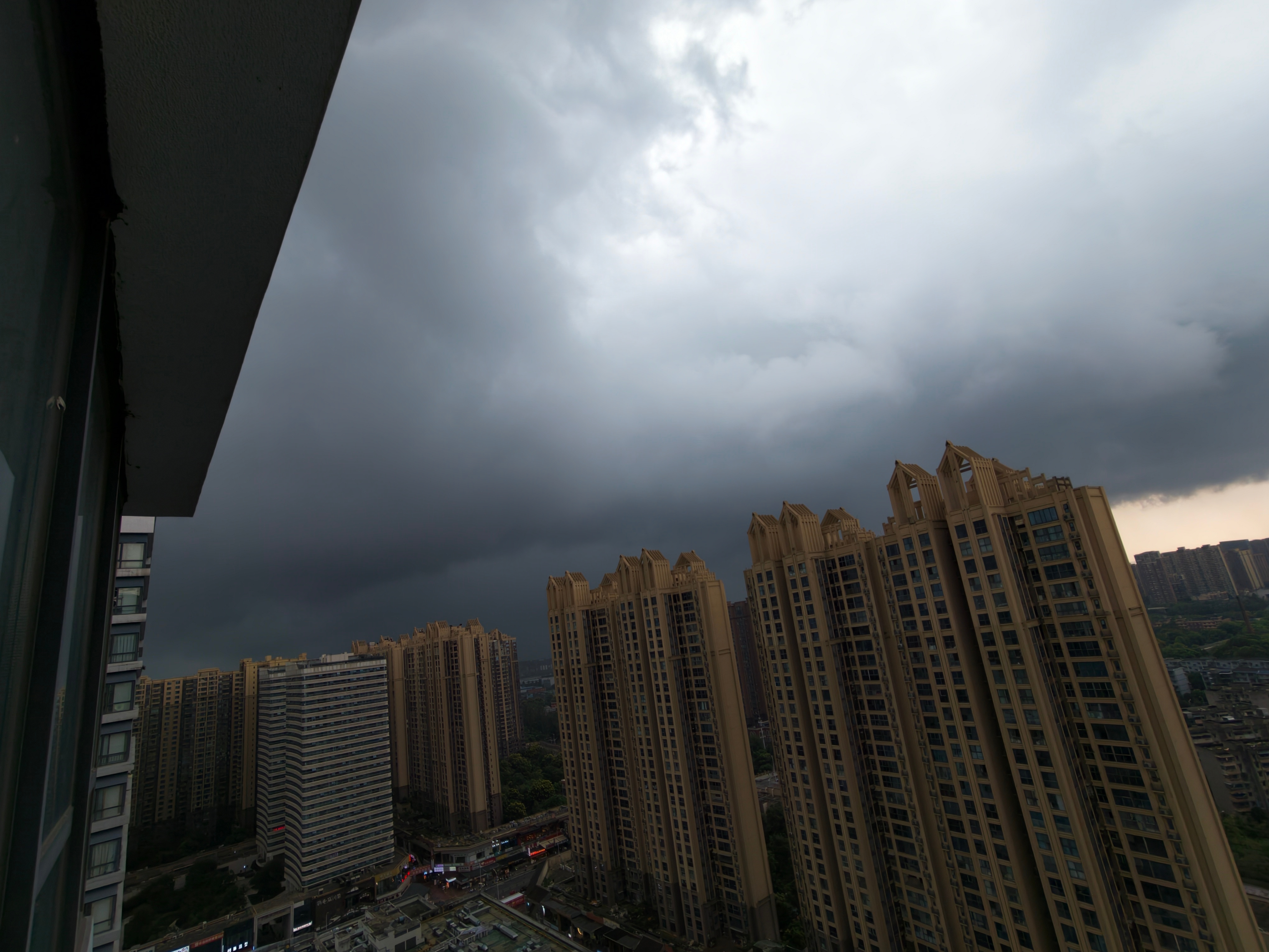 成都今天又要下大暴雨了，成都的朋友记得关门窗哦[doge] ​​​