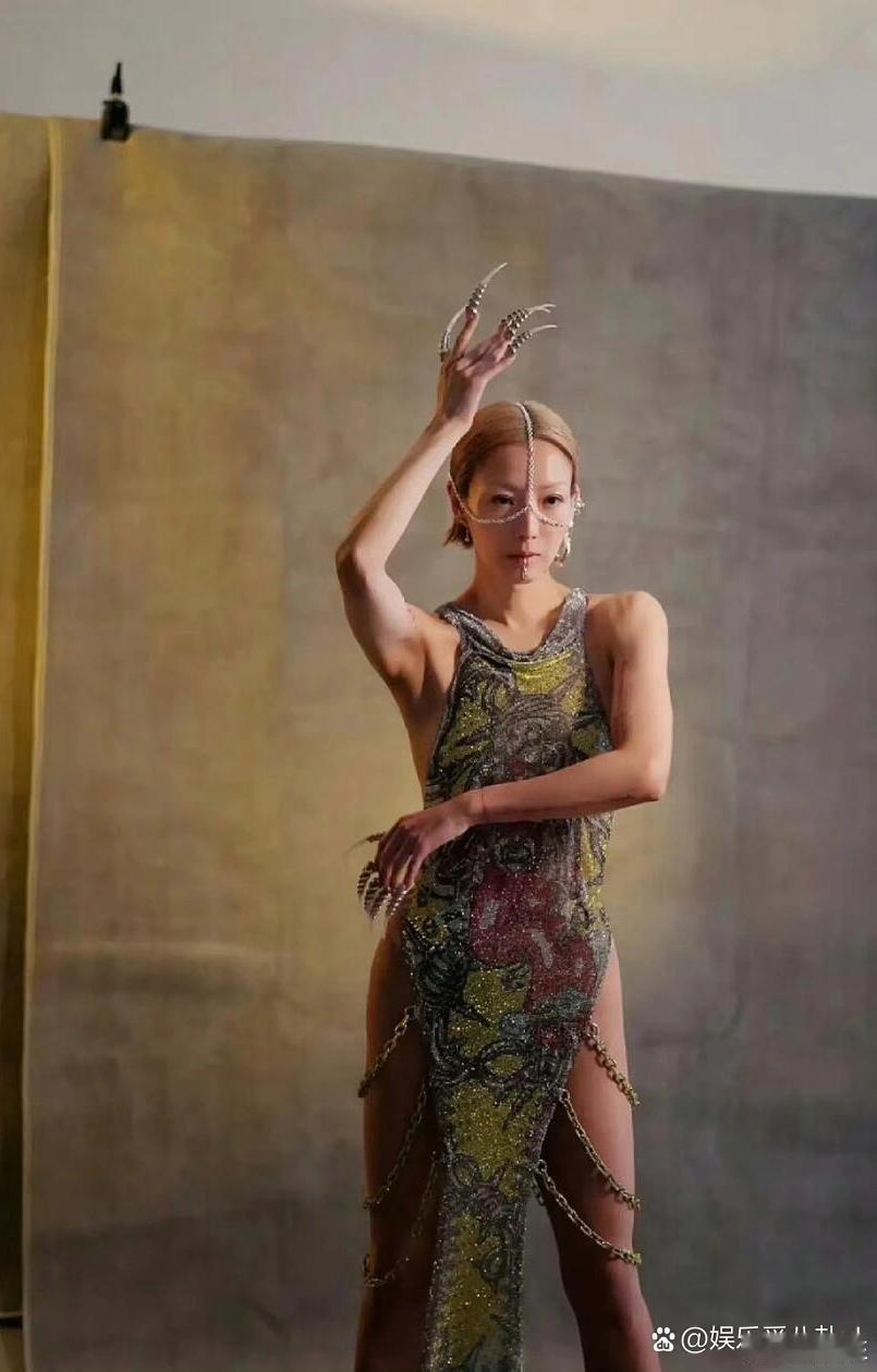 天呐，郑秀文演唱会造型，真敢穿呀 