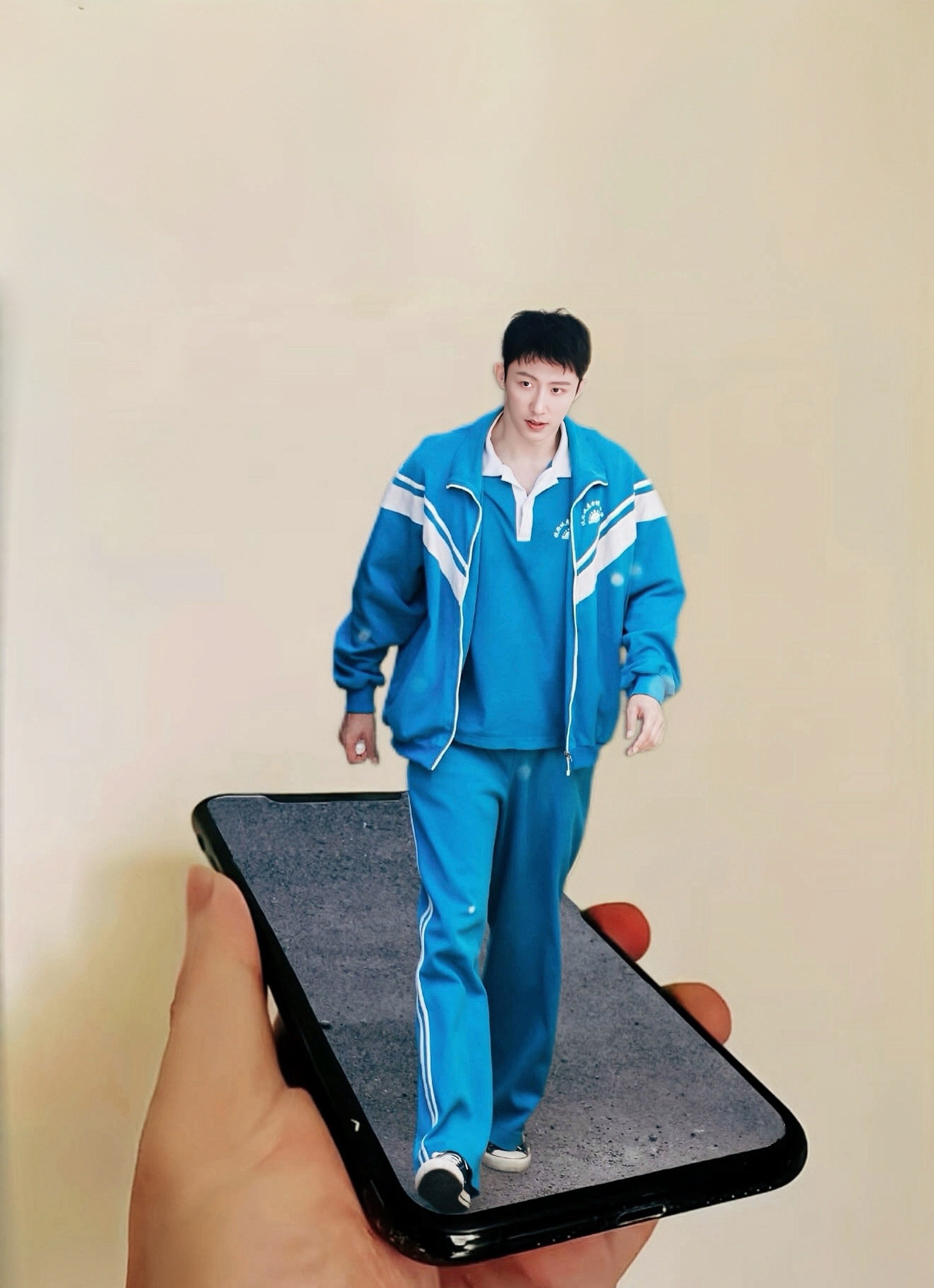 电视剧烟花少年[超话]  他是巷子口那个总踩着滑板掠过的少年，T恤被风鼓成帆，发