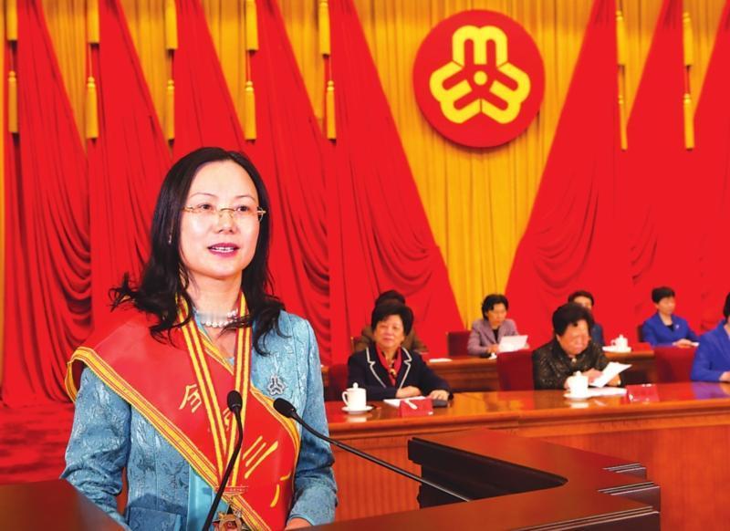 郁霞秋，女，汉族，1963年9月生，中共党员，清华大学高级工商管理硕士，金融博士