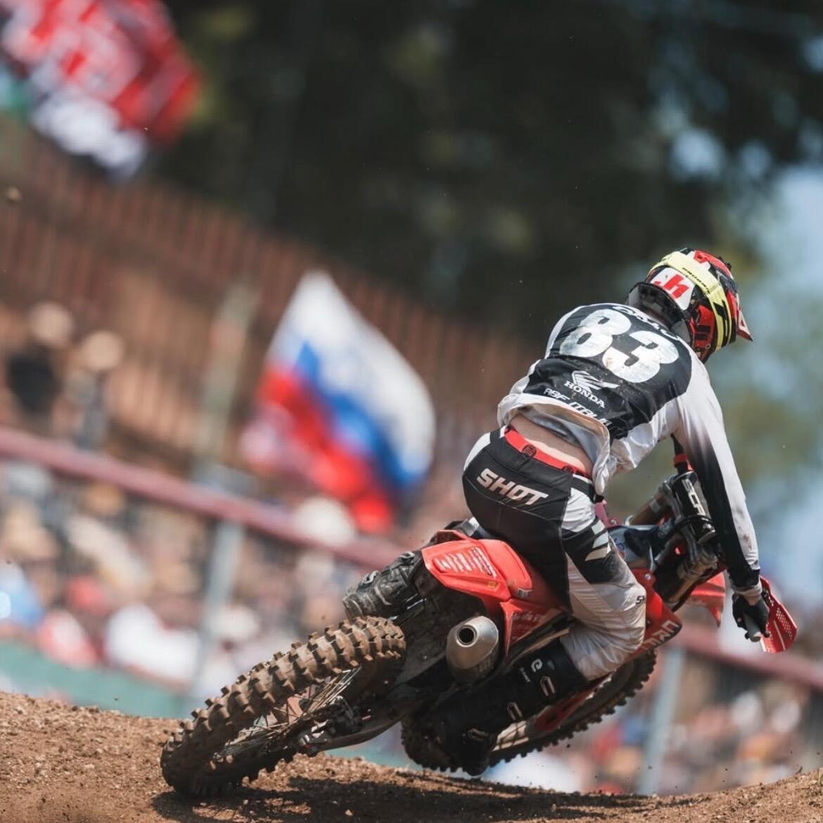 参加MXGP瑞典大奖赛的赛车，都会针对泥地环境专门调整。首先更换深花纹越野胎，增