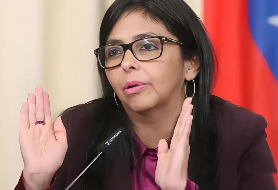 美国原本的剧情是先针对委内瑞拉，抓走马杜罗，扶持代理人稳定局势，紧接着把这种“换