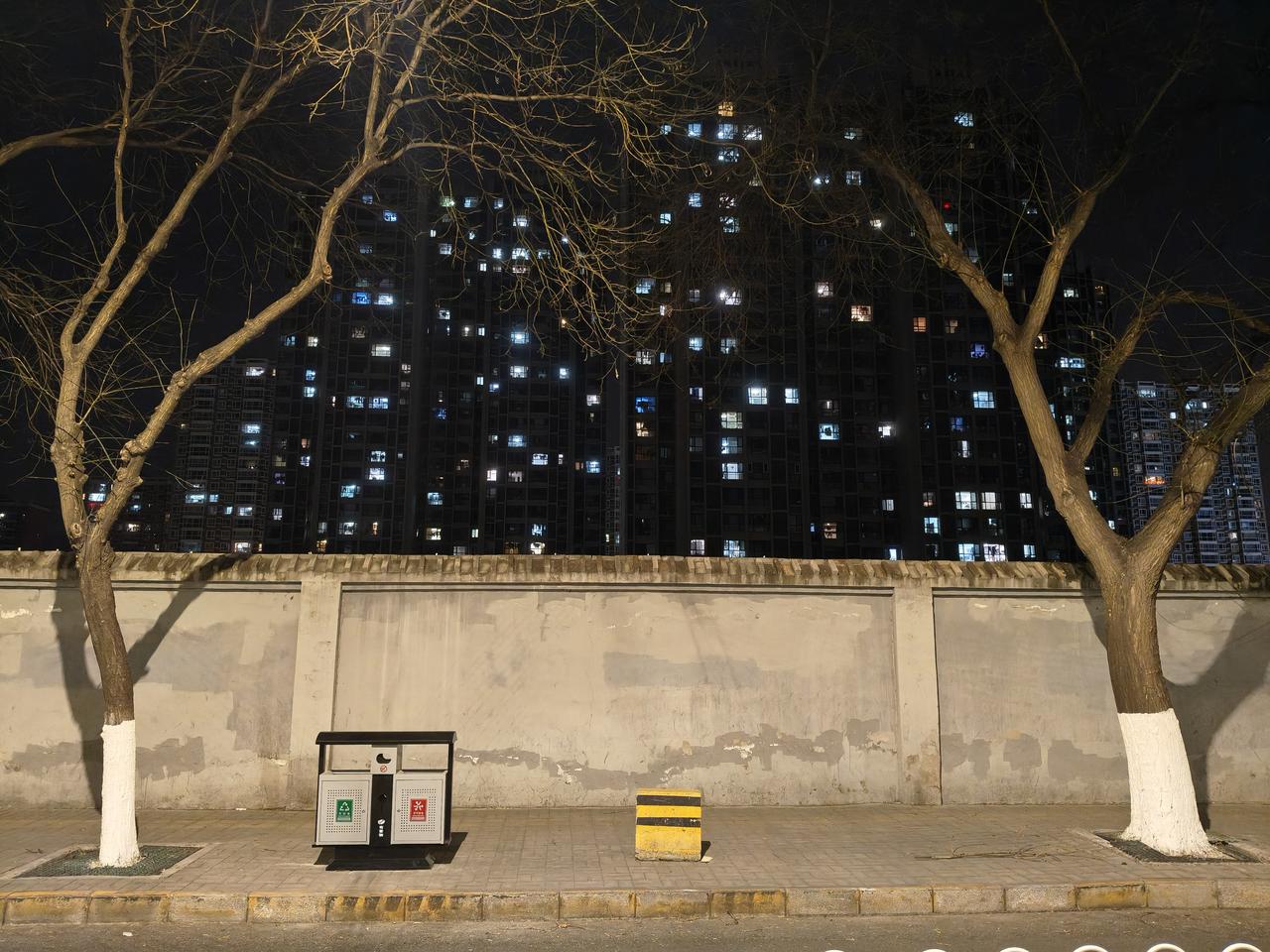 大学同学的父亲年前去世了，今天的日子，没能去悼念及遗体告别实在遗憾！
     