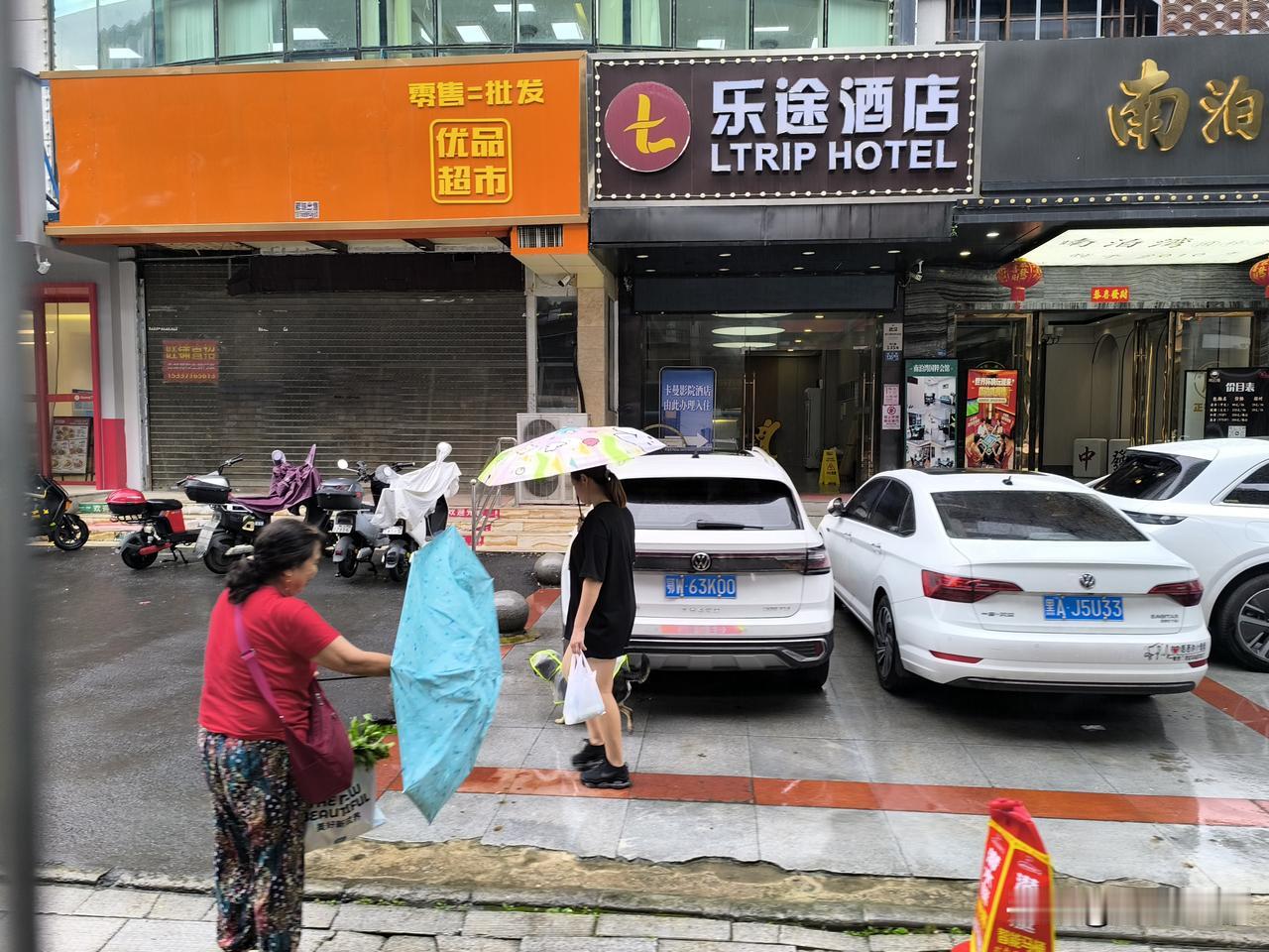 活见久，雨季的湖北武汉街头，狗都穿上了雨衣！第一次看到，是不是很稀罕？