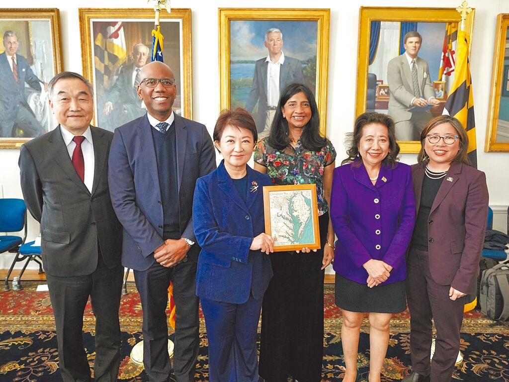 台湾《中国时报》今日评论道：“在中美战略竞争持续升温、台海局势高度敏感的当下，国