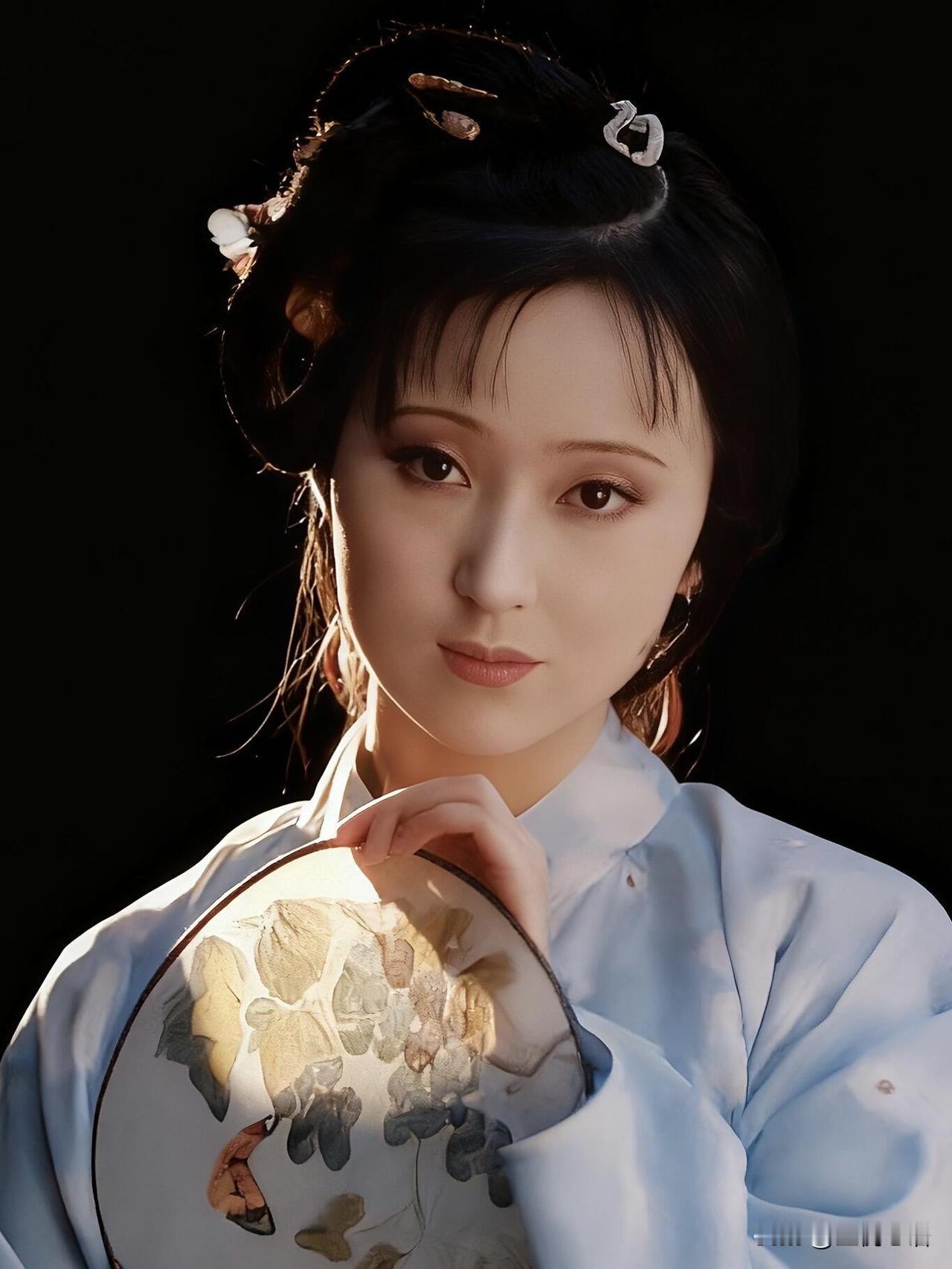 谁看了不疯！
87版林黛玉定妆照才是真“书中人”
陈晓旭这版黛玉定妆照，
直接被