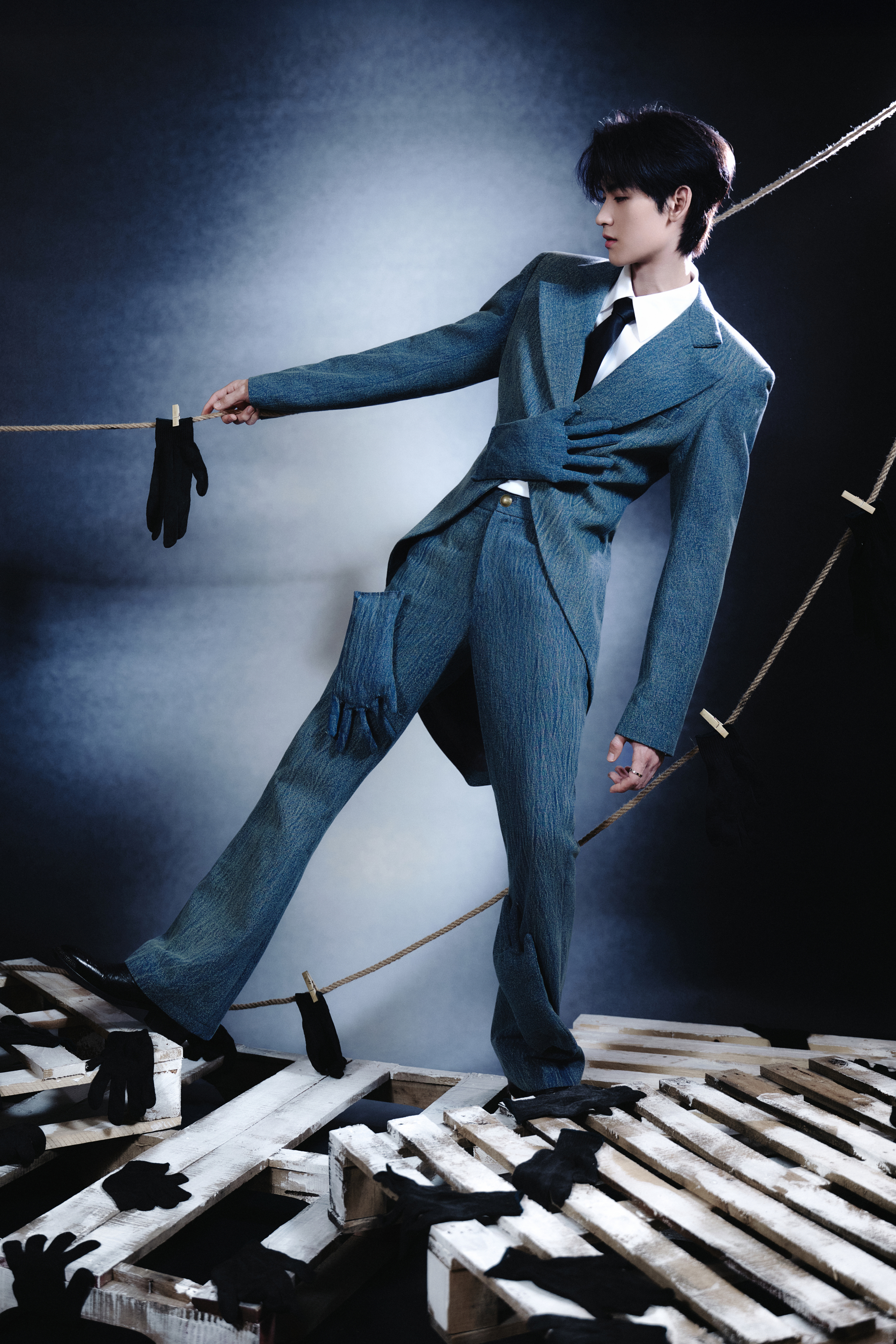 黄俊捷今日出席2025微博视界大会造型图集，演绎来自Maggie Wang 20