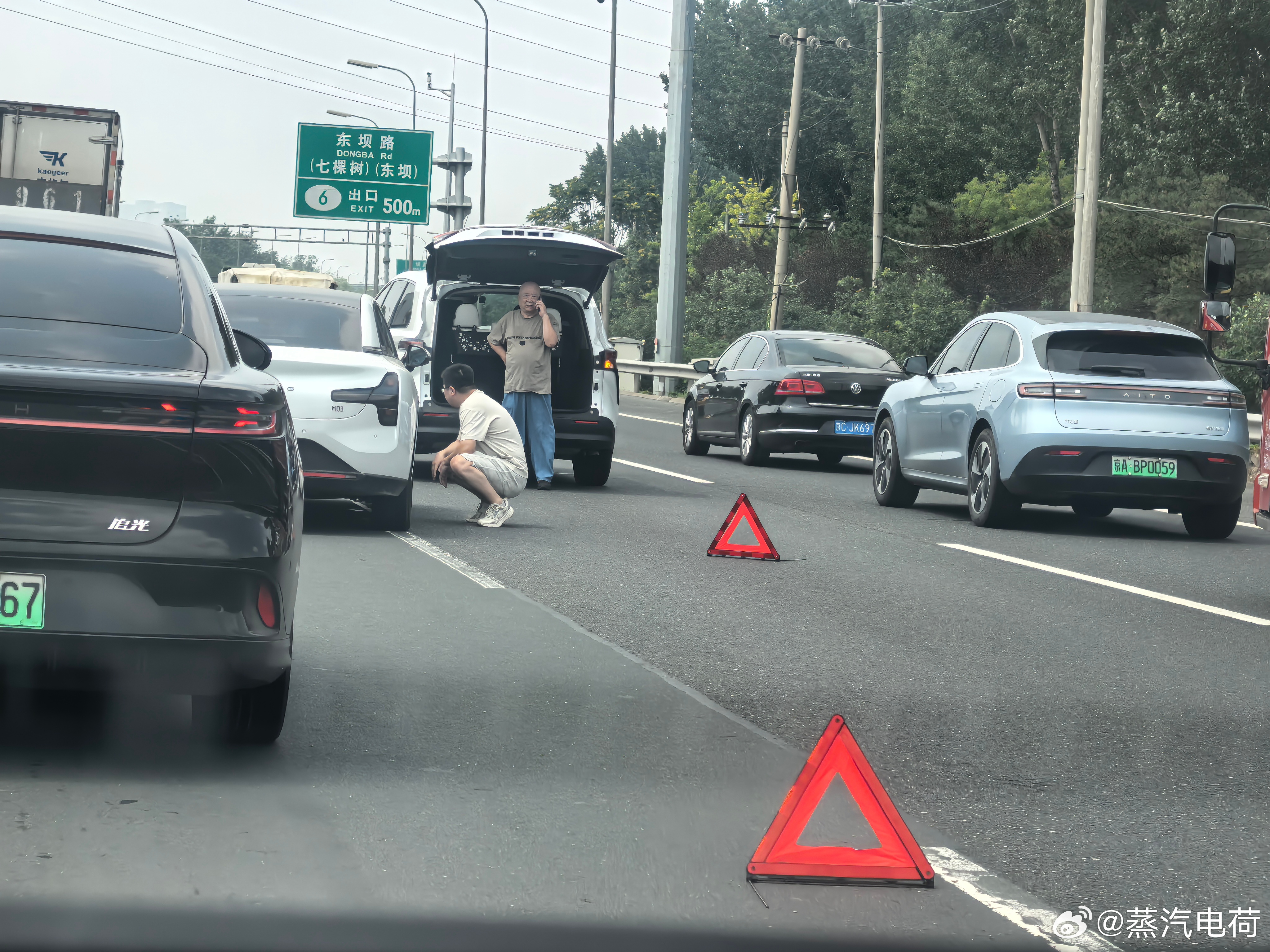 责任这么明显的一个事故，他们是怎么决定在37℃的温度下，这么等交警的？[费解]交