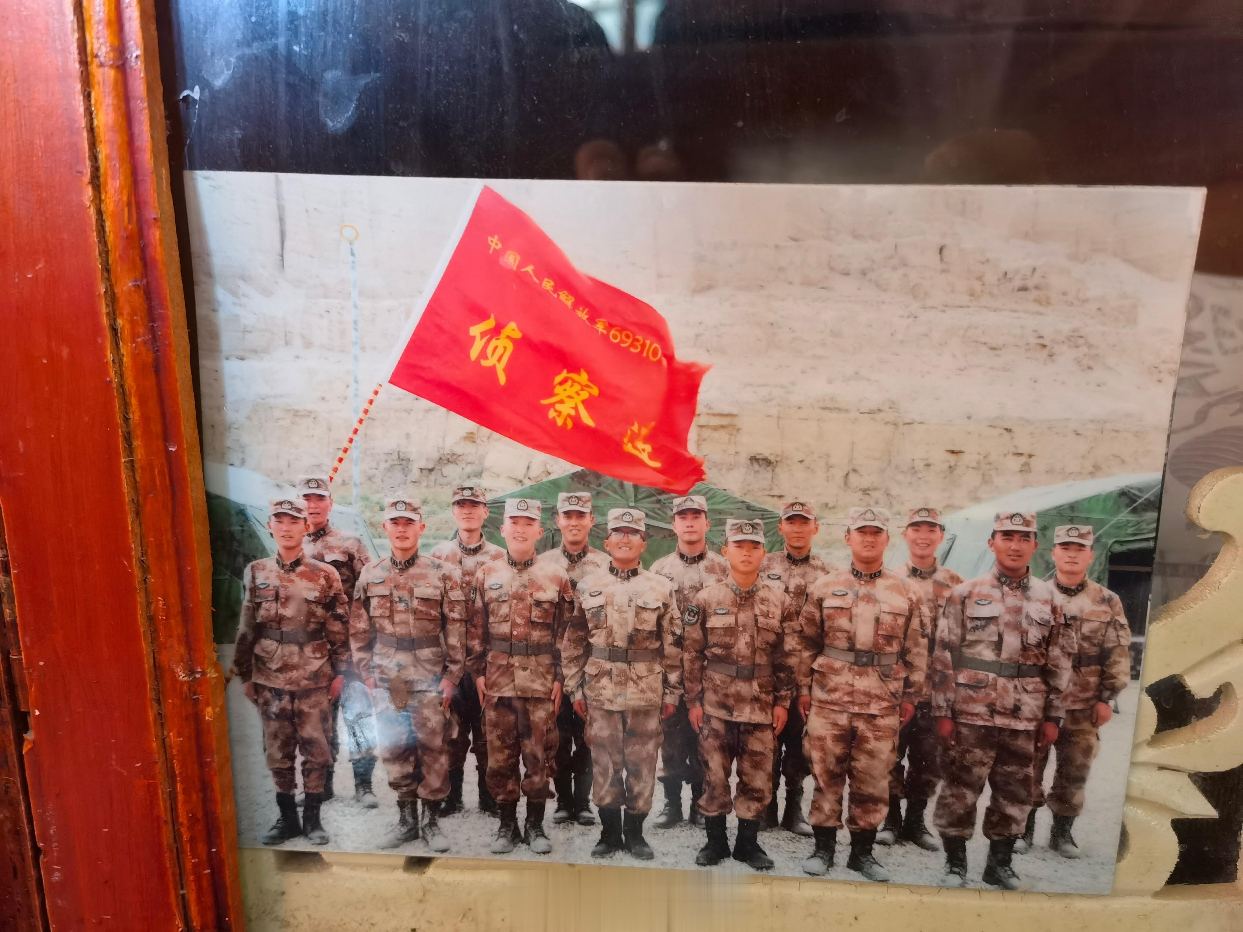 #红色热土高海拔之恋# 来到阿里地区札达县扎布让村，走进一位村民的家里，客厅柜子