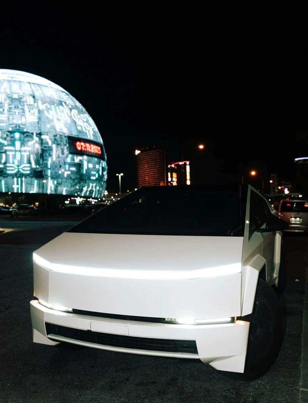 白色Cybertruck ，有点像GTA 里解锁的隐藏载具，开出来就是一台现实里