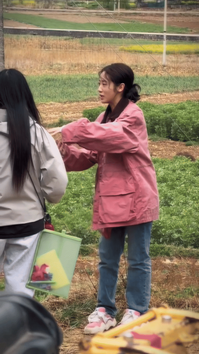 邢菲我要拿到属于我的一切邢菲要拿回她的一切邢菲在新剧《我乐个神落村》里的台词太带