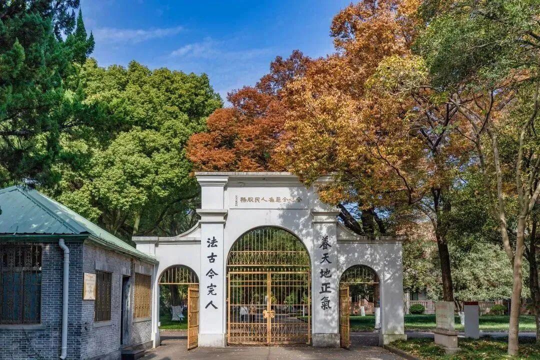 苏州大学，中国十大最美大学之一！
东吴门，养天地正气，法古今完人！
红楼，庄重典